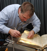 Konservator John Mumford bei der Arbeit an Codex Sinaiticus in der British Library.